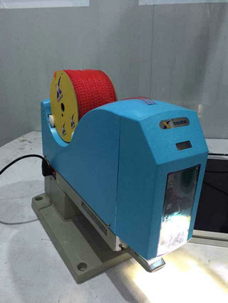 自動(dòng)梯形膠針機 plastic staple machine